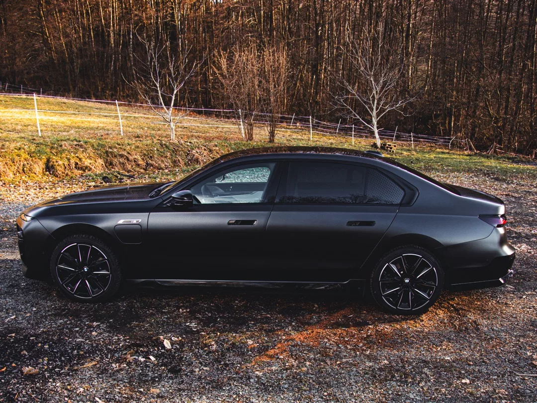 BMW M760e in Schwarz von der Seite mieten
