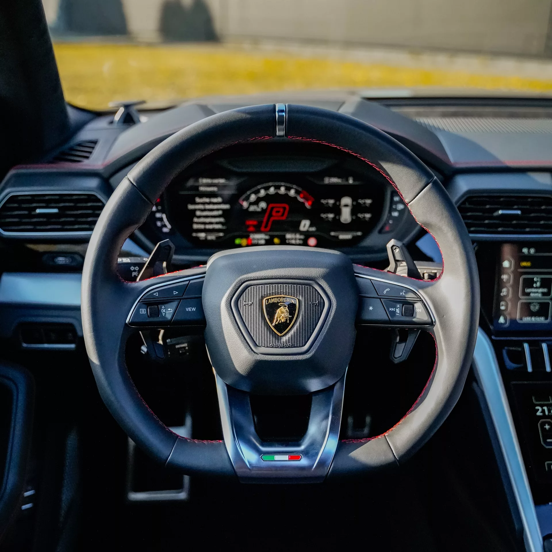 Lamborghini Urus Innenraum mit Sportlenkrad mieten