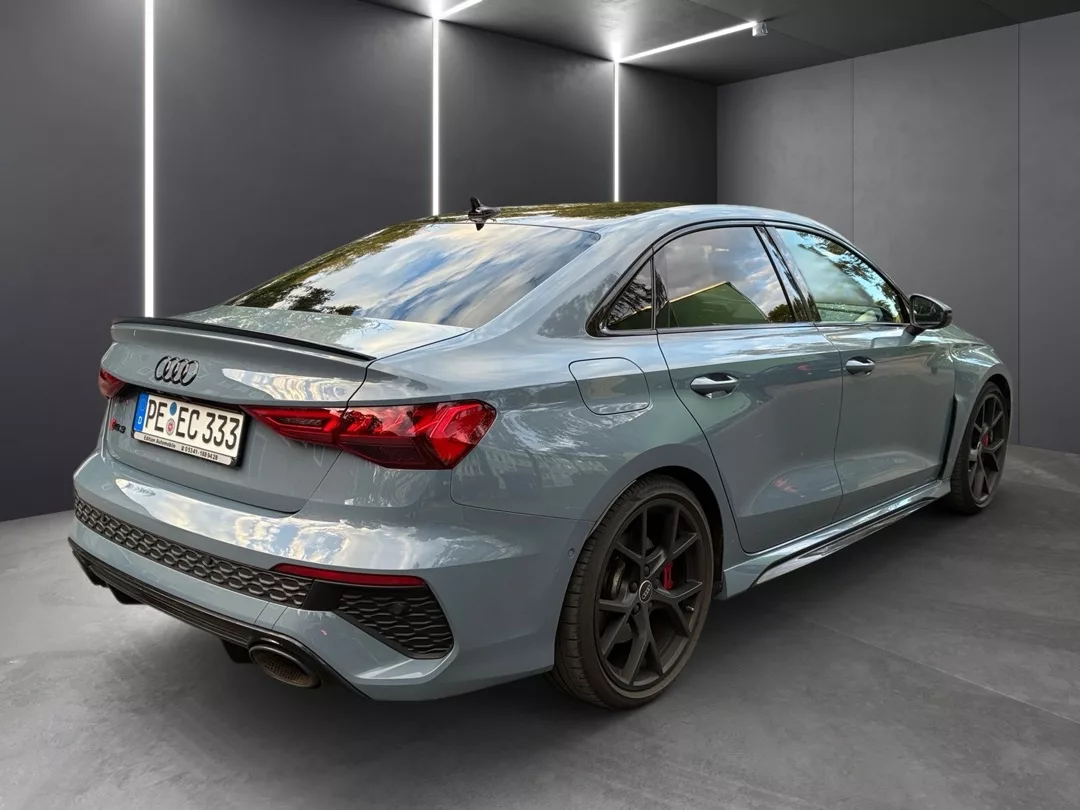 Audi RS3 in Grau von hinten mieten
