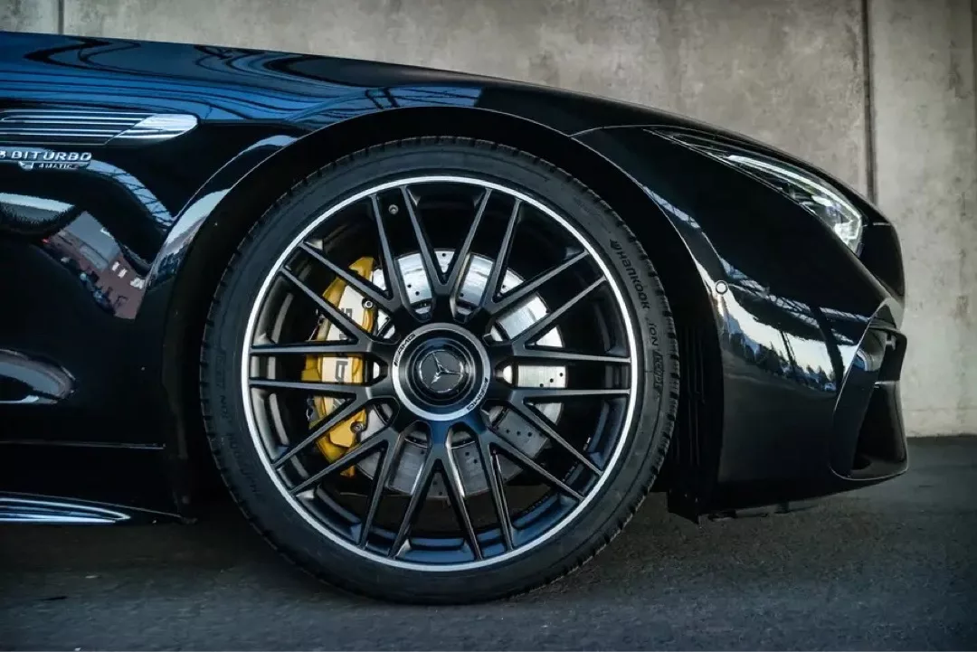 Nahaufnahme eines Mercedes-Benz SL63 AMG Roadster mit markanten Felgen.