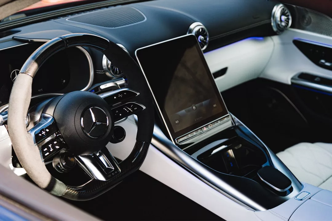 Mercedes SL 63 AMG Innenraum mit modernem Cockpit mieten