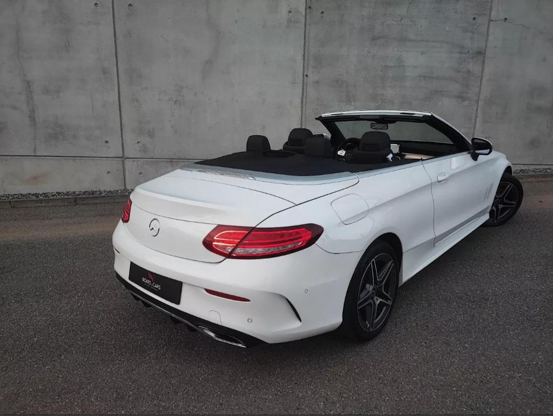 Mercedes C180 Cabrio AMG-Line in Weiß, Rückansicht, offen mieten.