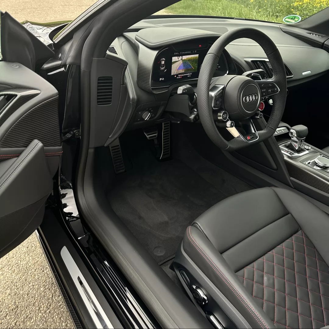 Audi R8 Performance Coupe Innenansicht mit Ledersitzen mieten