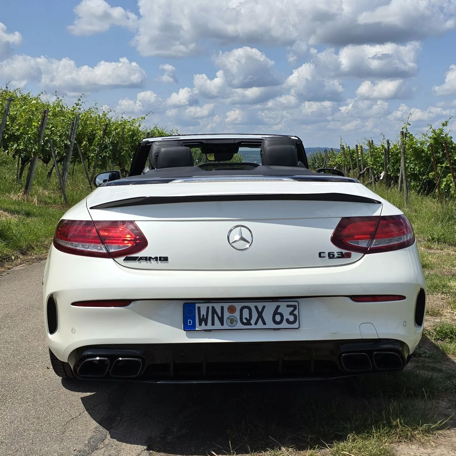 Mercedes-Benz C63s AMG in Weiß von hinten mieten
