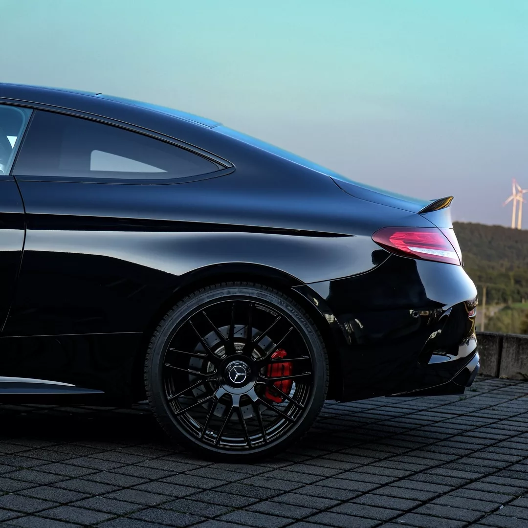 Mercedes Benz C63s AMG Coupé in Schwarz von der Seite mieten