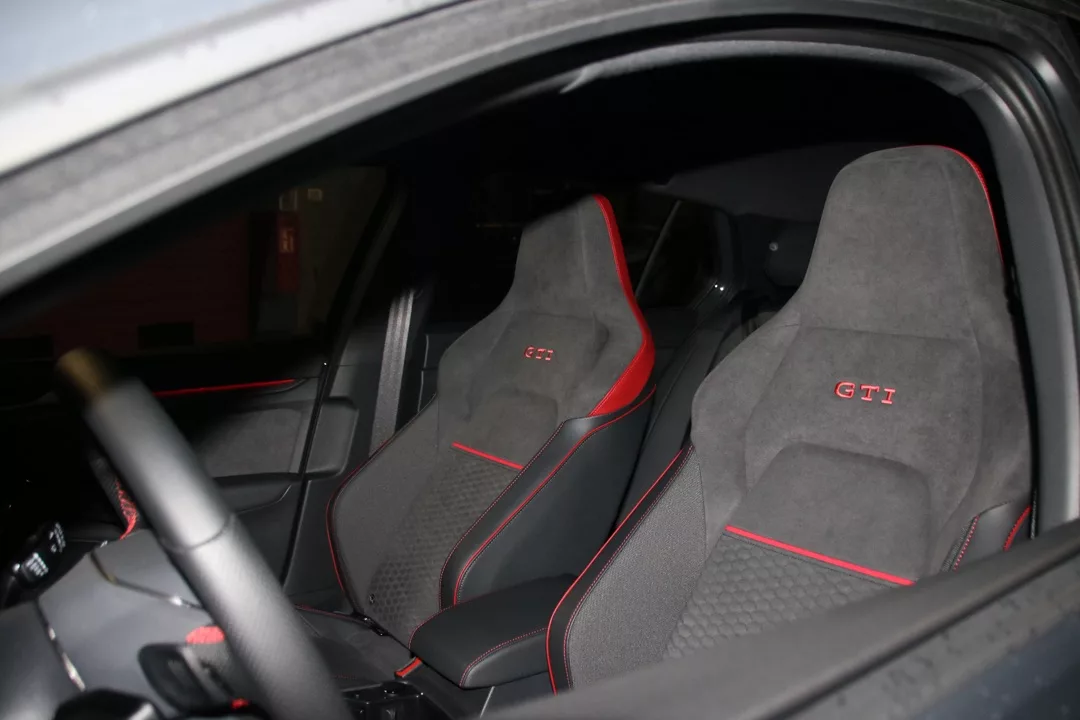 Golf GTI Clubsport Innenraum mit Sportsitzen mieten