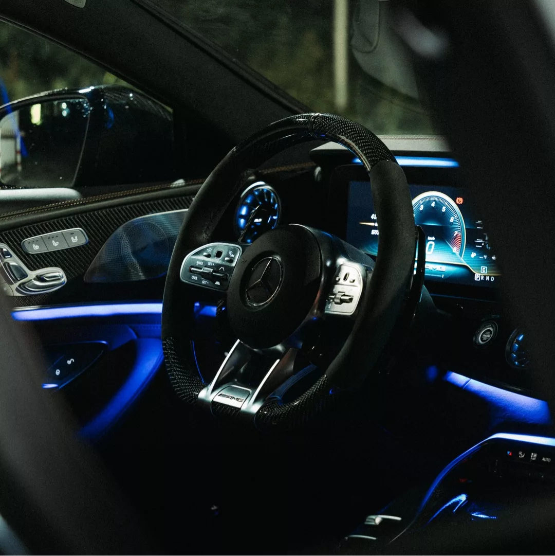 Mercedes AMG GT63s Innenraum mit beleuchtetem Cockpit mieten