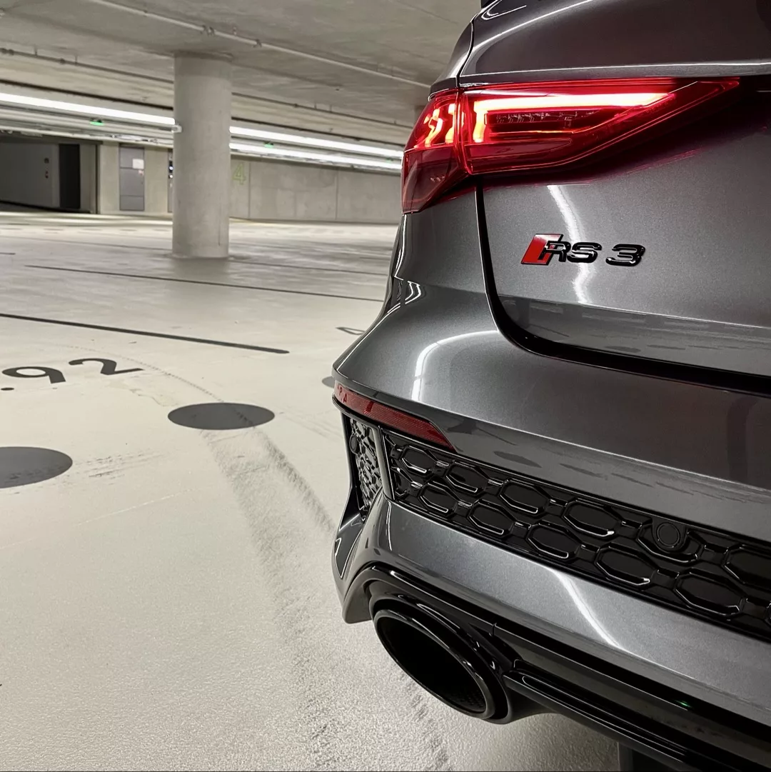 Audi RS3 Heckansicht in Grau mieten
