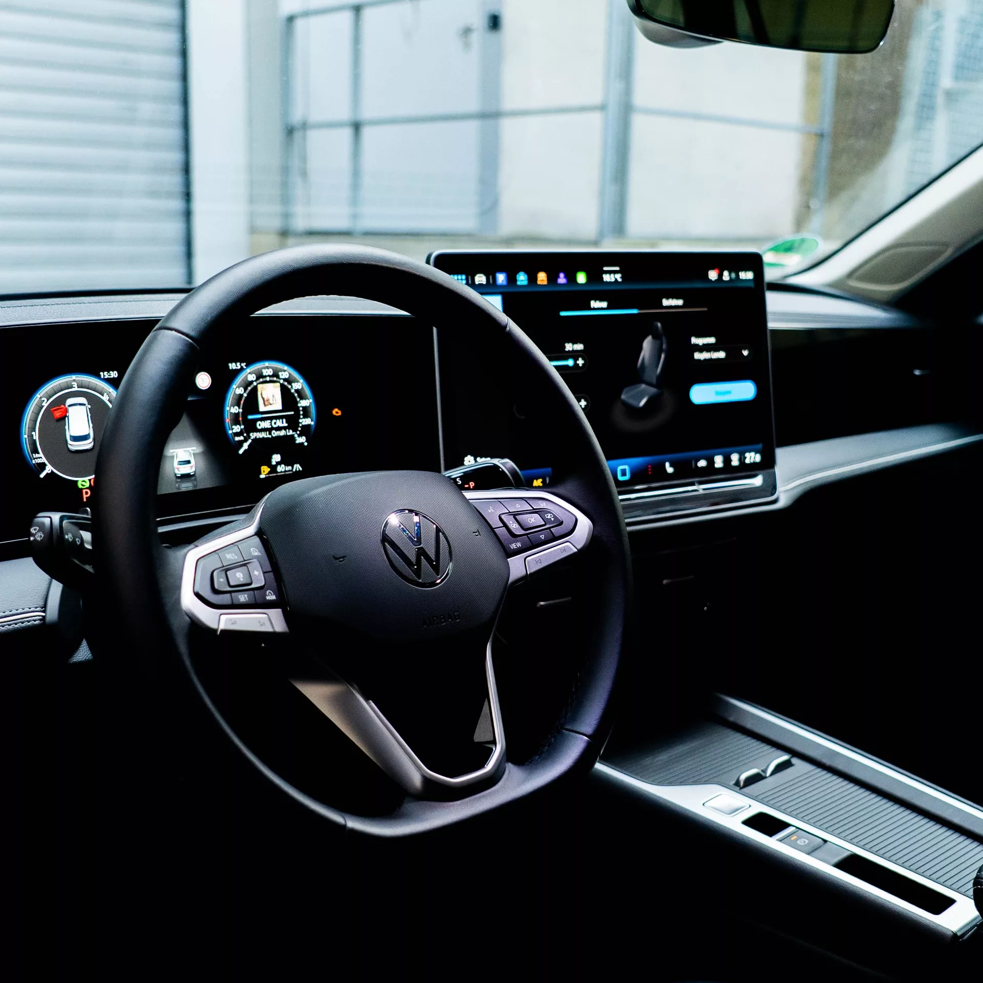 Passat Kombi Diesel Innenraum mit Touchscreen-Display mieten