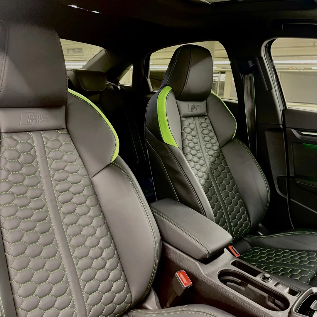 Audi RS3 Innenraum mit schwarzen Ledersitzen mieten