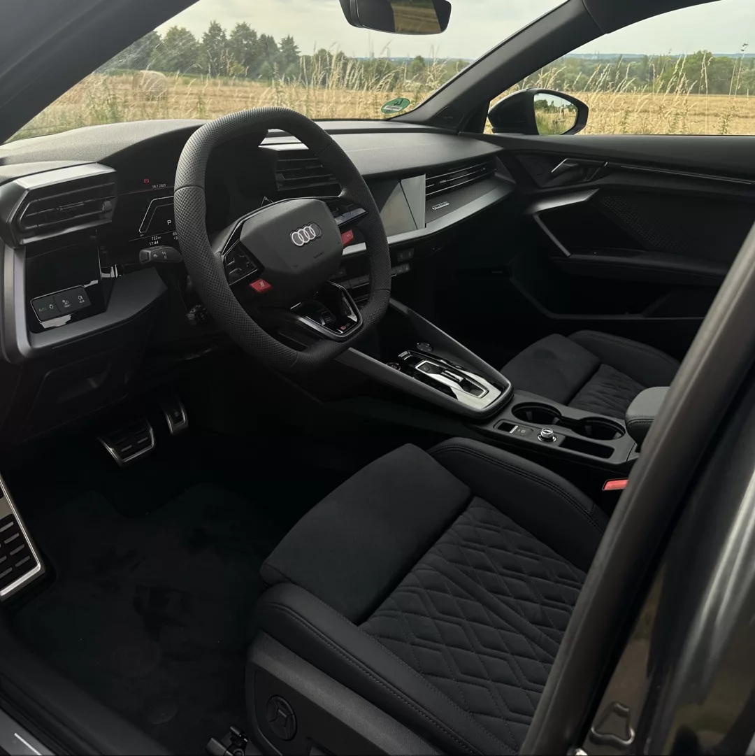 Audi RS3 Limousine Innenraum mit schwarzen Ledersitzen mieten
