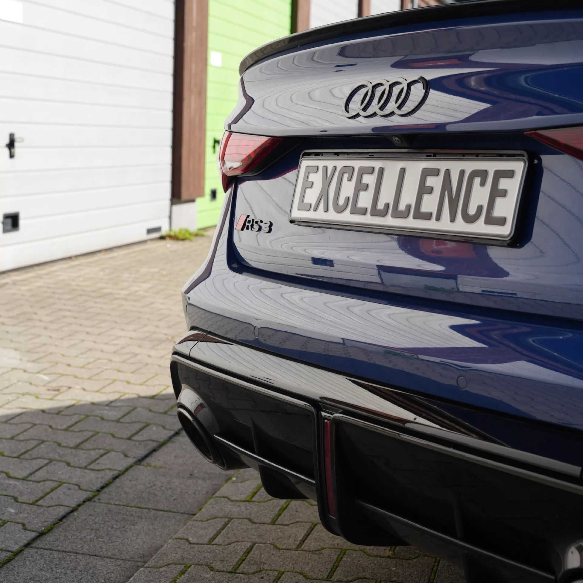 Audi RS3 Facelift 2025 in Blau, Heckansicht, auffälliges Design mieten