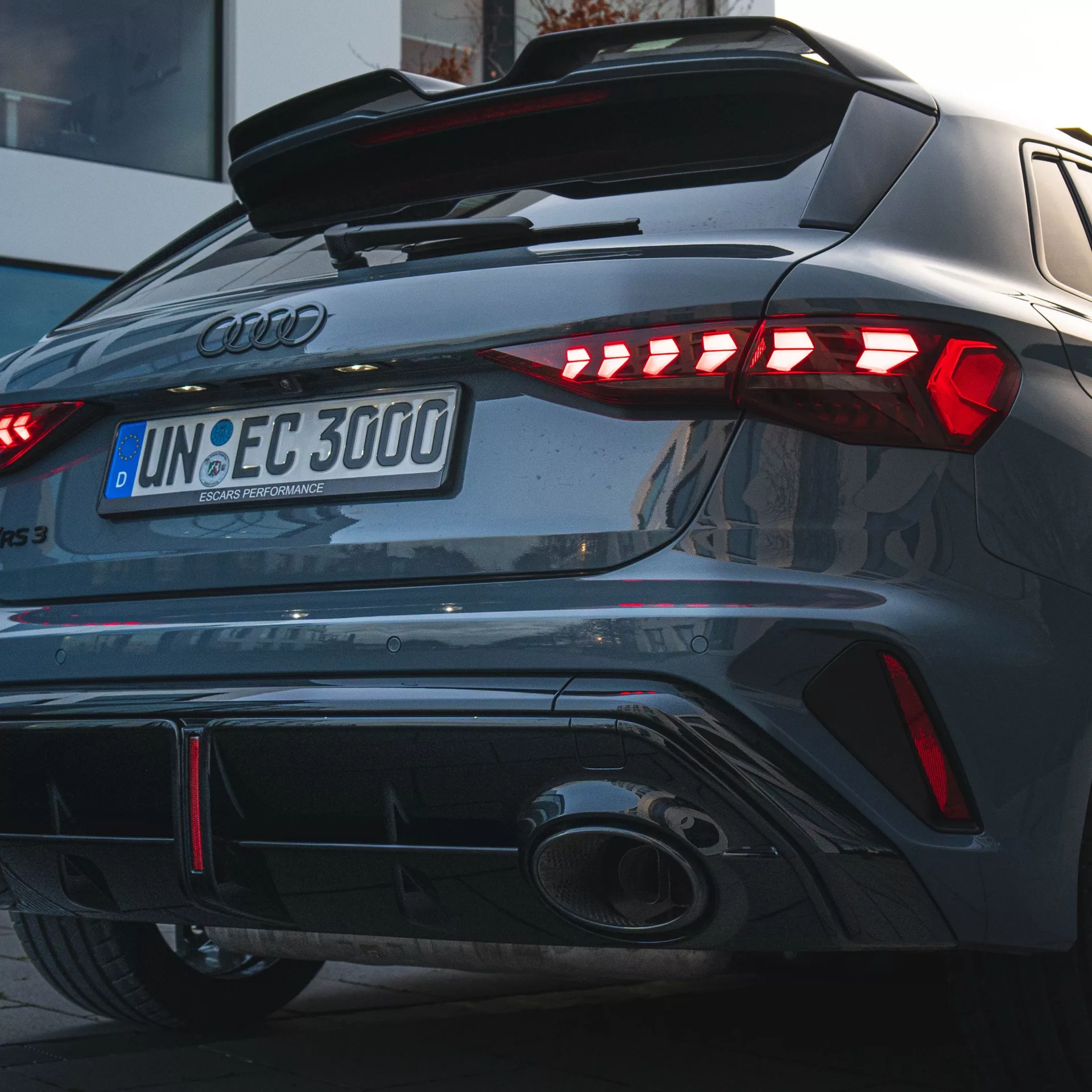 Audi RS3 Sportback Rückansicht in Grau mieten