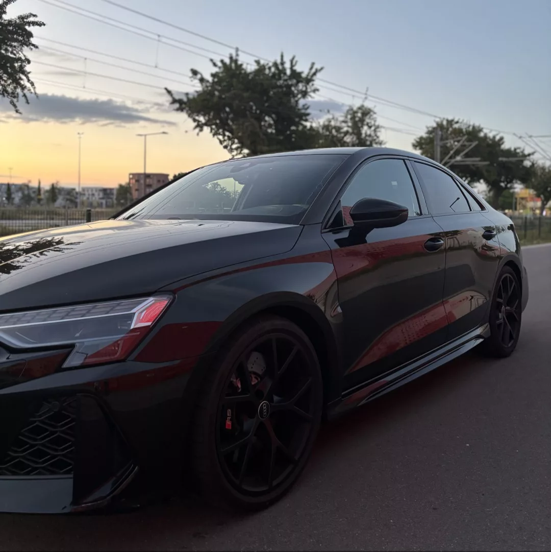 Audi RS3 in der Abenddämmerung auf einer Straße geparkt.