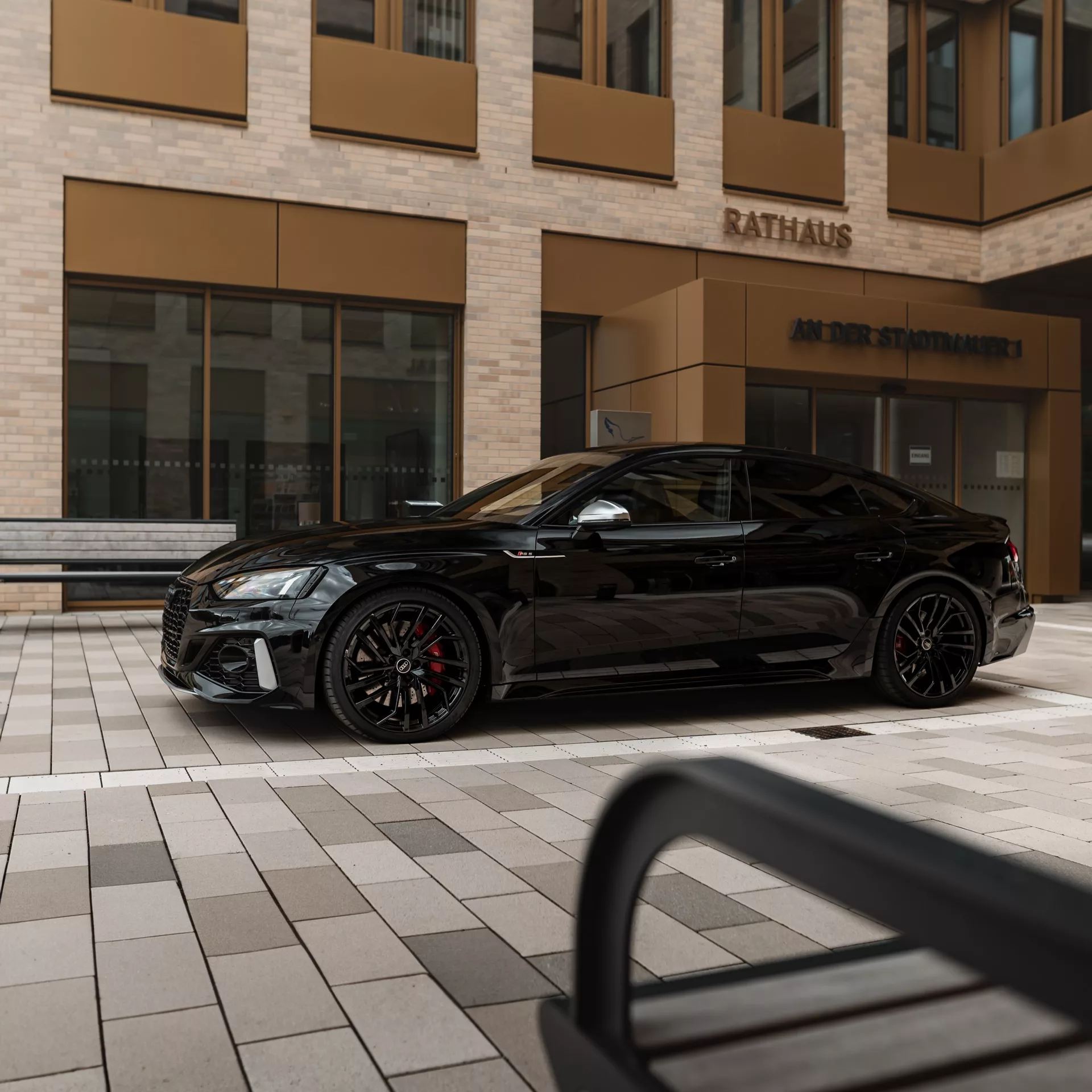 Audi RS5 Sportback in Schwarz vor Gebäude mieten