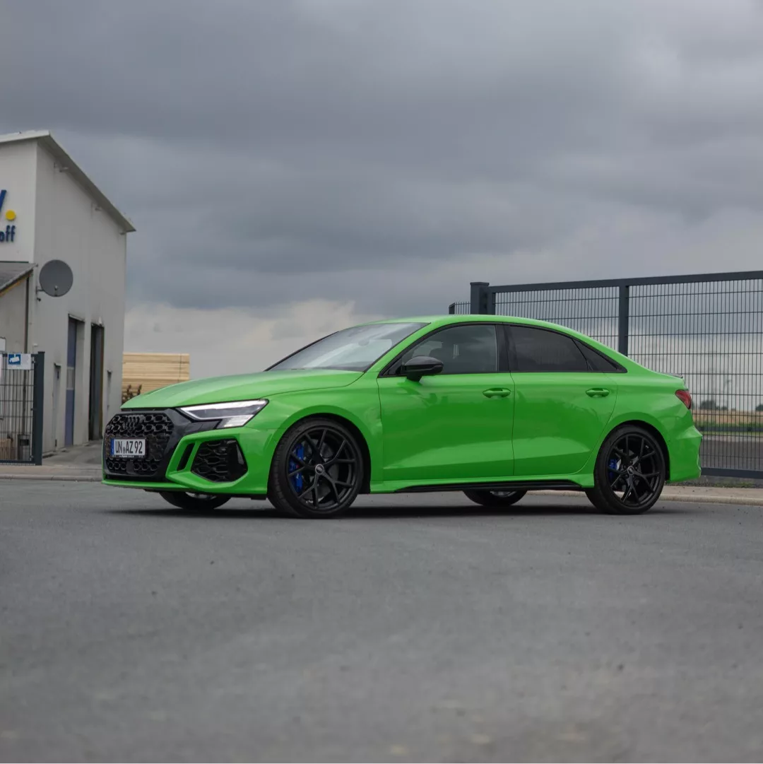 Audi RS3 Performance 8Y in Grün von der Seite mieten