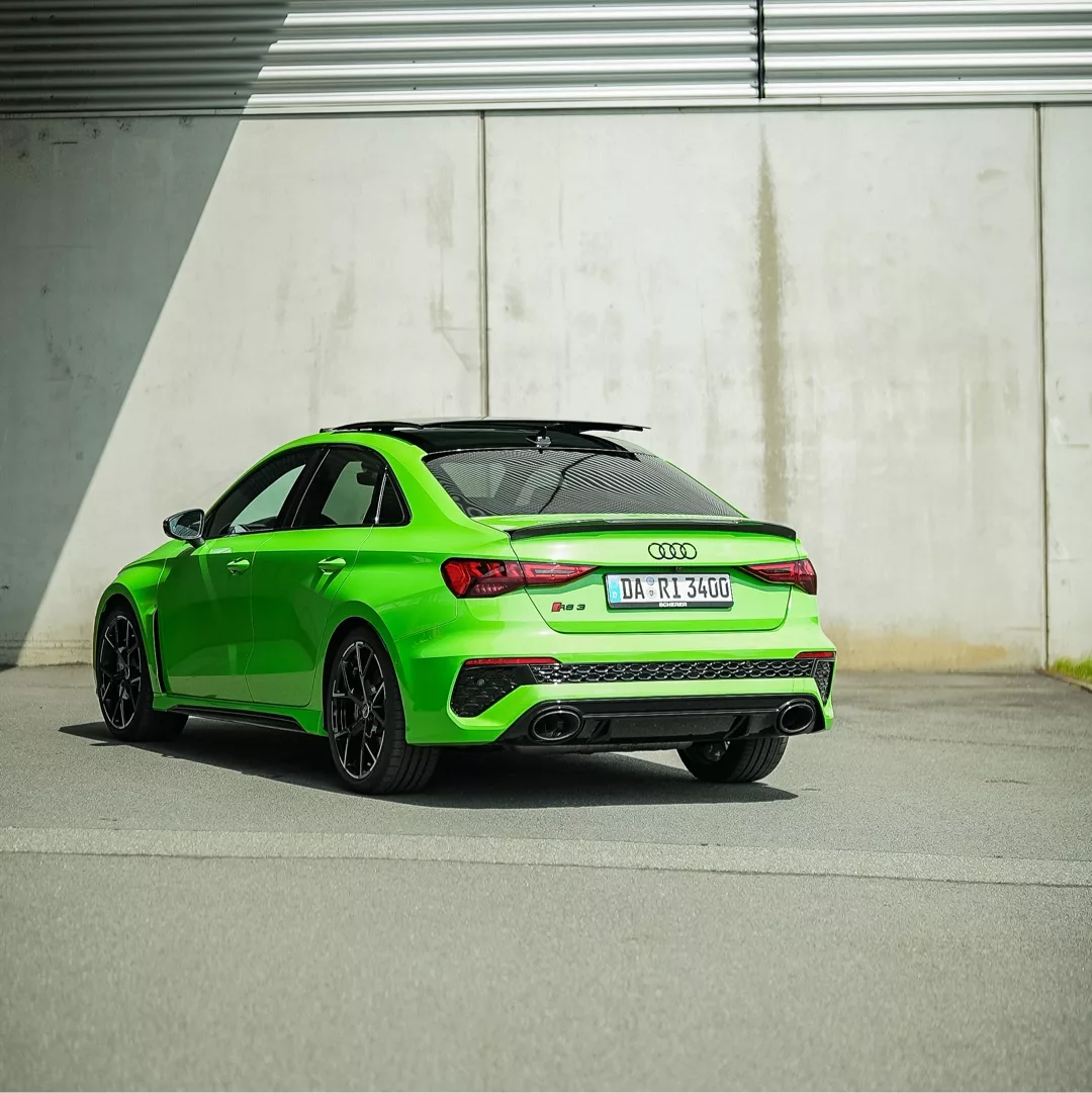 AUDI RS3 in Grün von hinten unter Brücke mieten