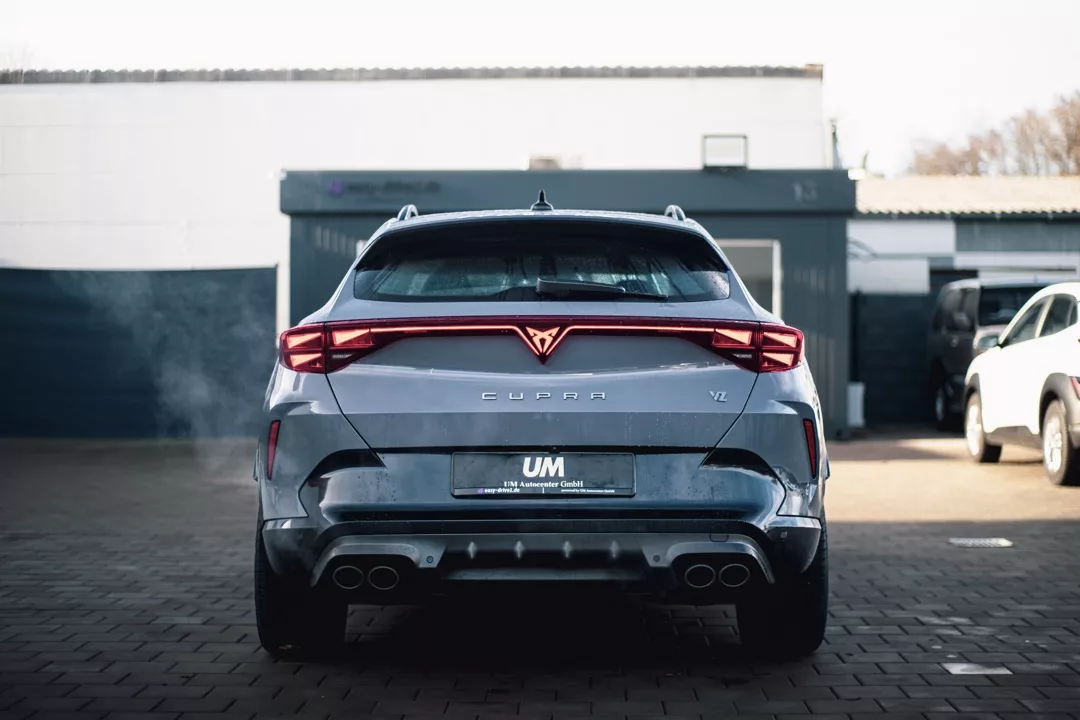 Cupra Formentor VZ in Grau von hinten mieten.