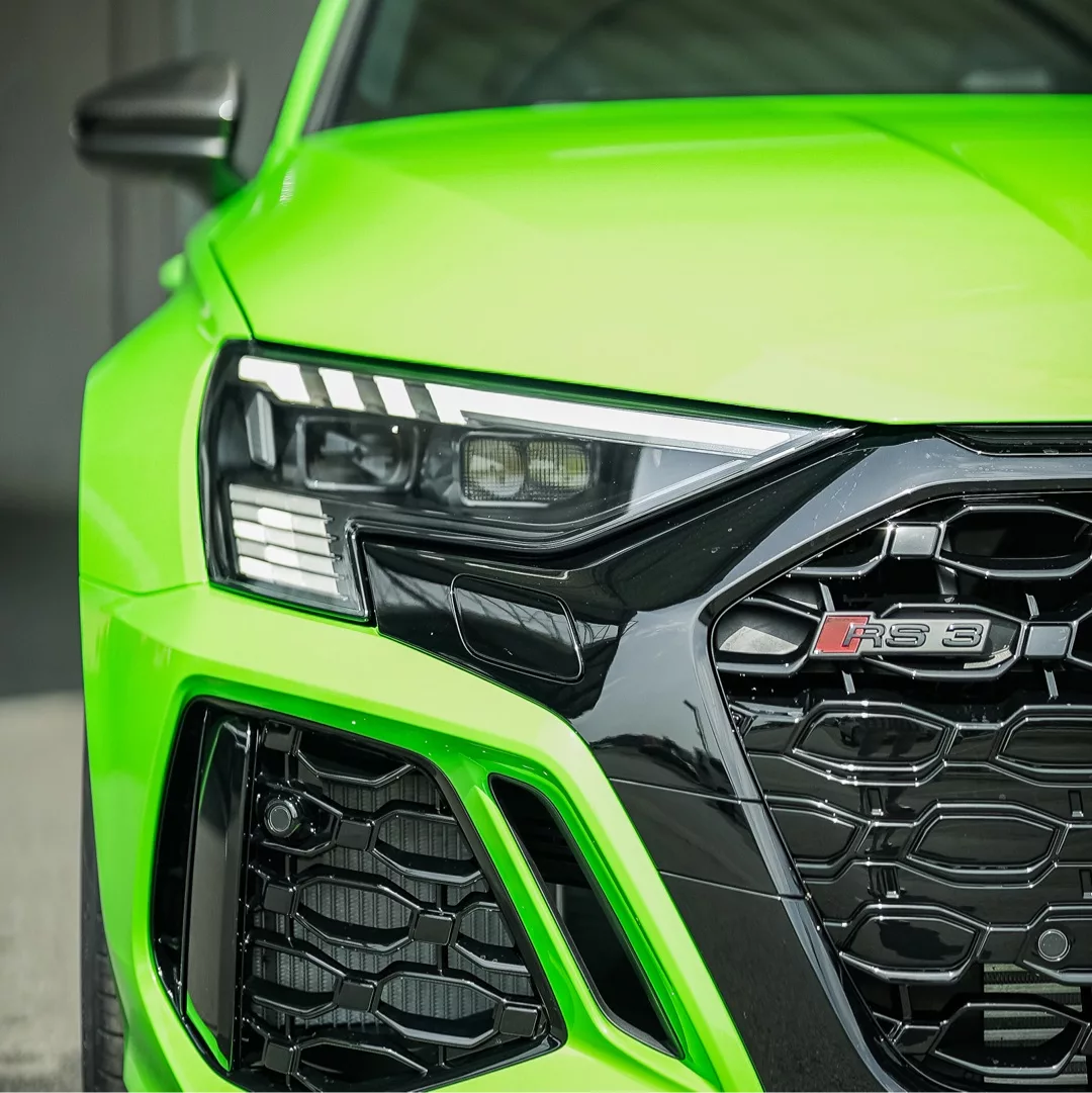 Audi RS3 in Grün, Nahaufnahme des Frontgrills mieten