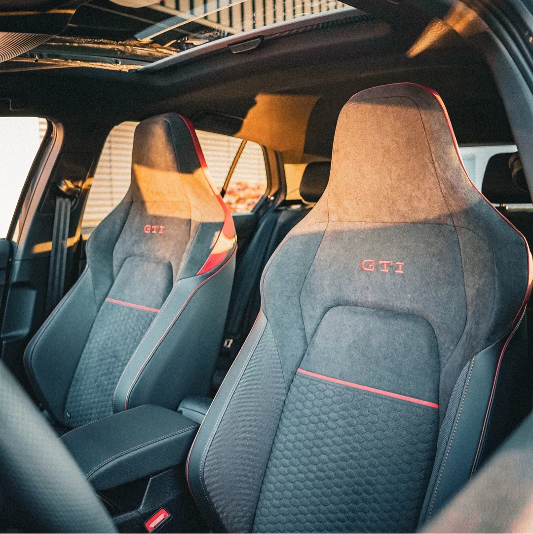 VW Golf GTI Clubsport 2025 Innenraum mit Sportsitzen mieten