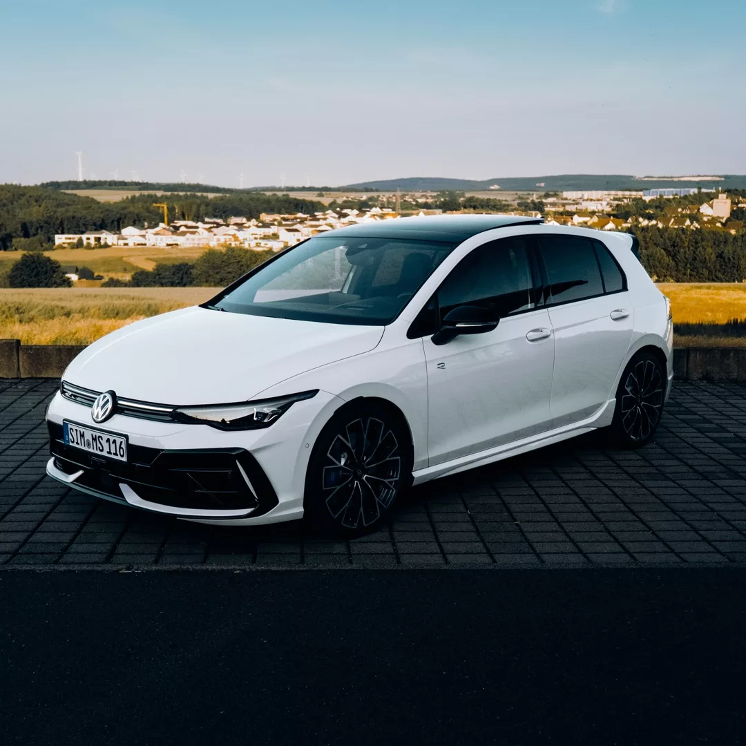 Golf 8R Performance in Weiß mieten - Seitenansicht auf Parkplatz