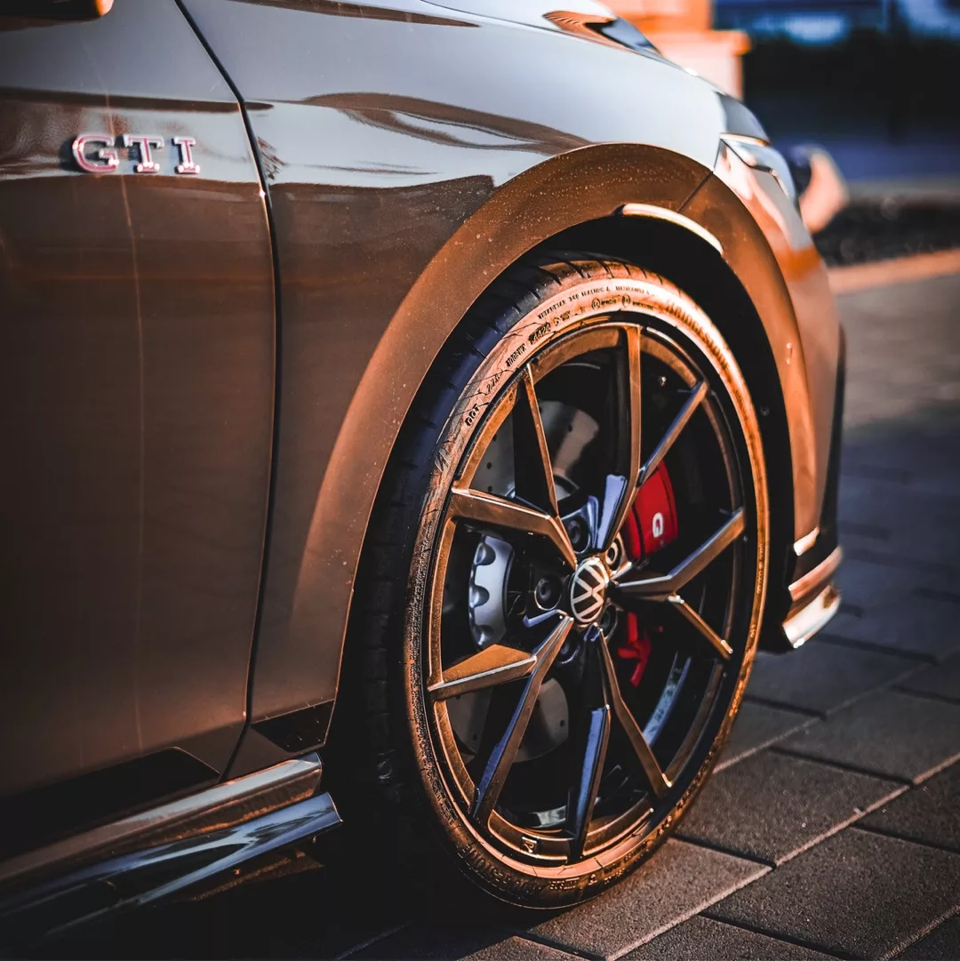 VW Golf GTI Clubsport 2025 in Braun, Nahaufnahme Felge mieten