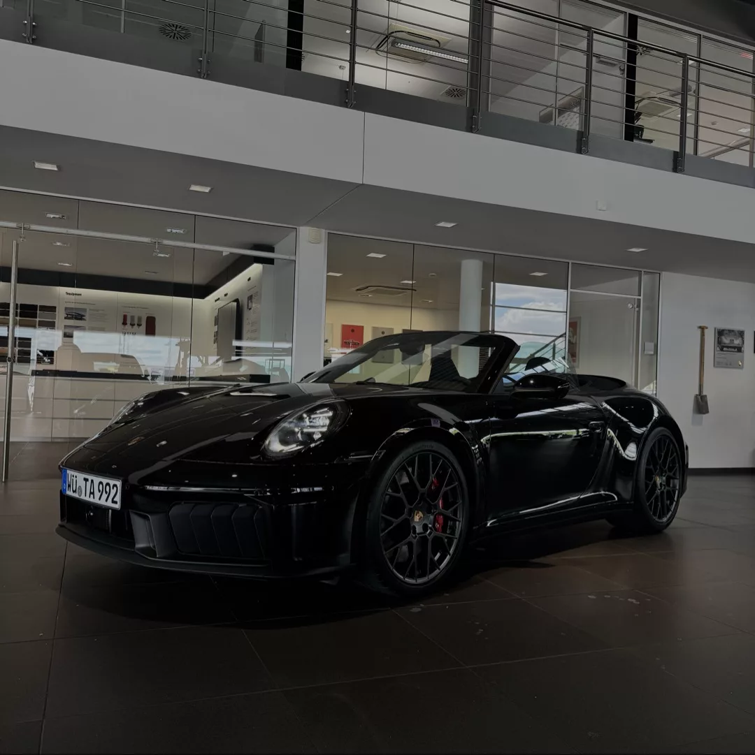 Porsche 911 Carrera GTS Cabrio in Schwarz, Frontansicht mieten