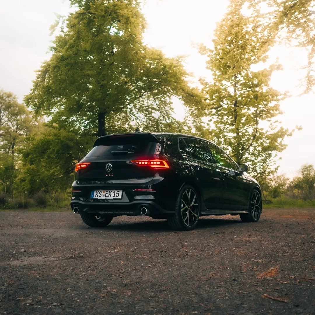 Golf 8 GTI FACELIFT in Schwarz von hinten mieten