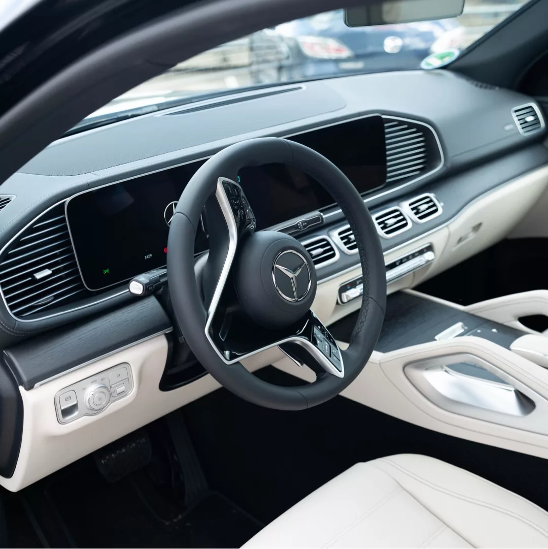 Mercedes-Benz GLE 300d 4MATIC Coupé Innenraum mit Lederpolsterung mieten.
