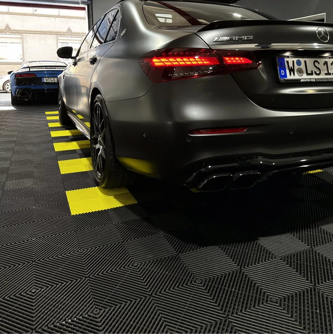 Mercedes E63s Final Edition in Mattgrau von hinten mieten
