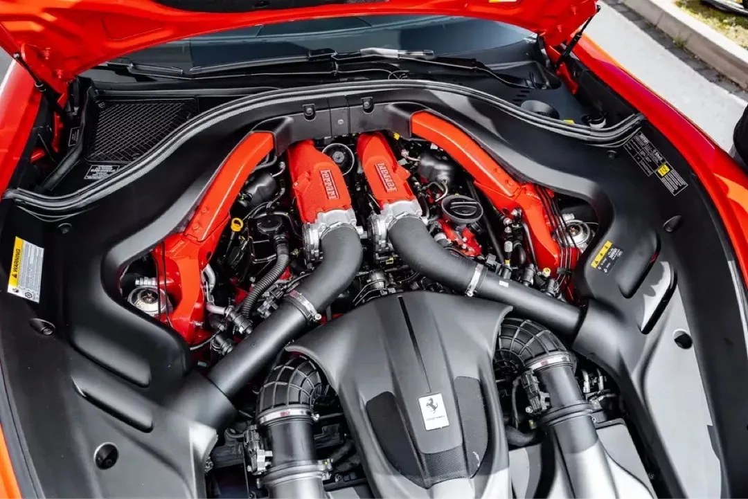 Motorraum eines Ferrari Roma mit offener Motorhaube.