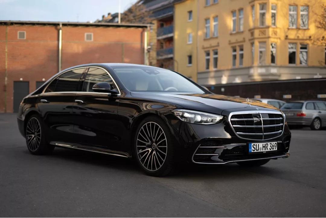 Mercedes Benz S-Klasse in Schwarz, Frontansicht auf der Straße mieten.
