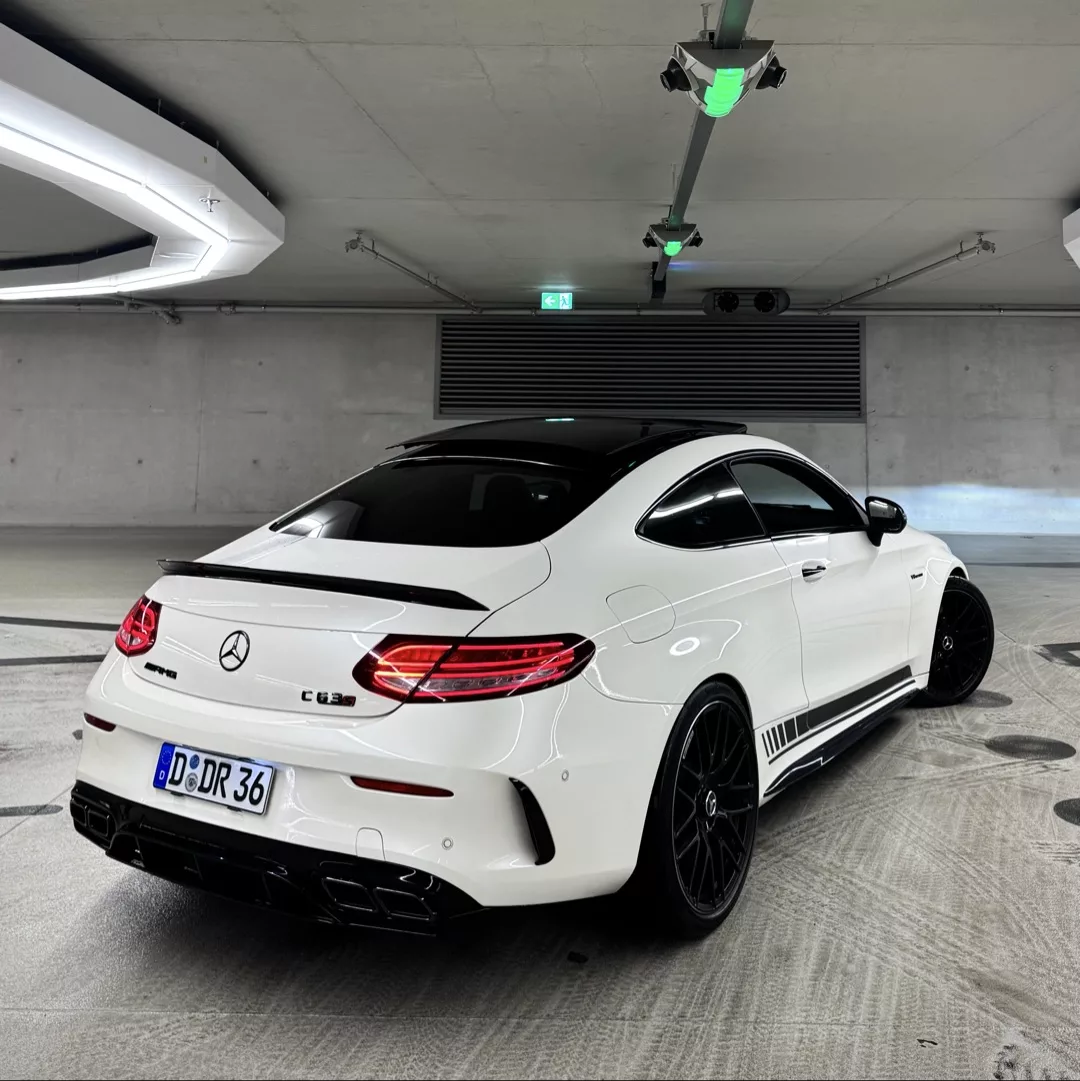 C63s AMG Coupé in Weiß Rückansicht mieten