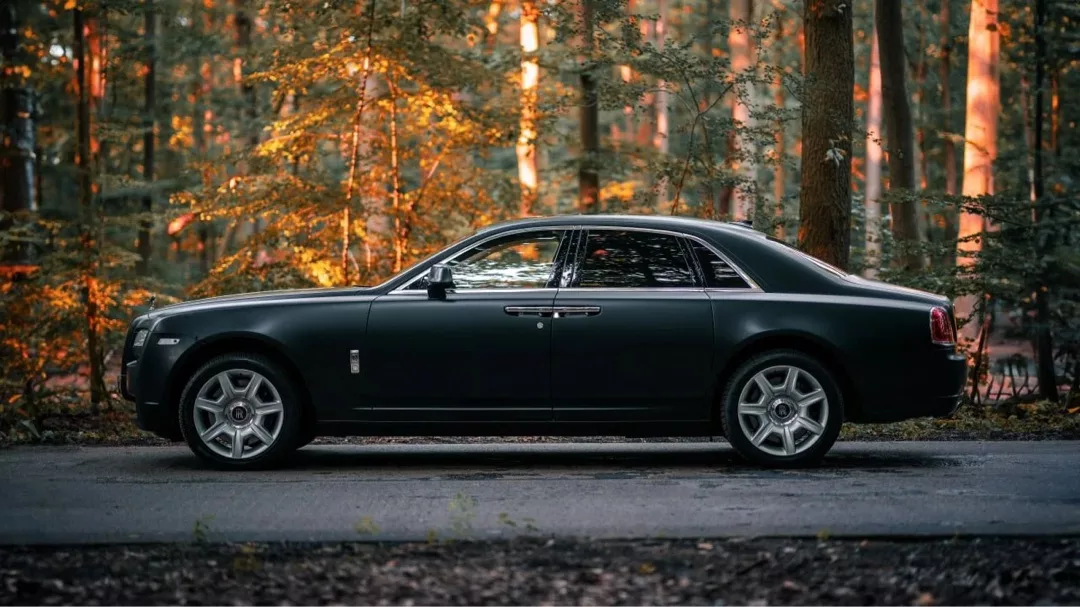 Rolls-Royce Ghost in Schwarz von der Seite mieten
