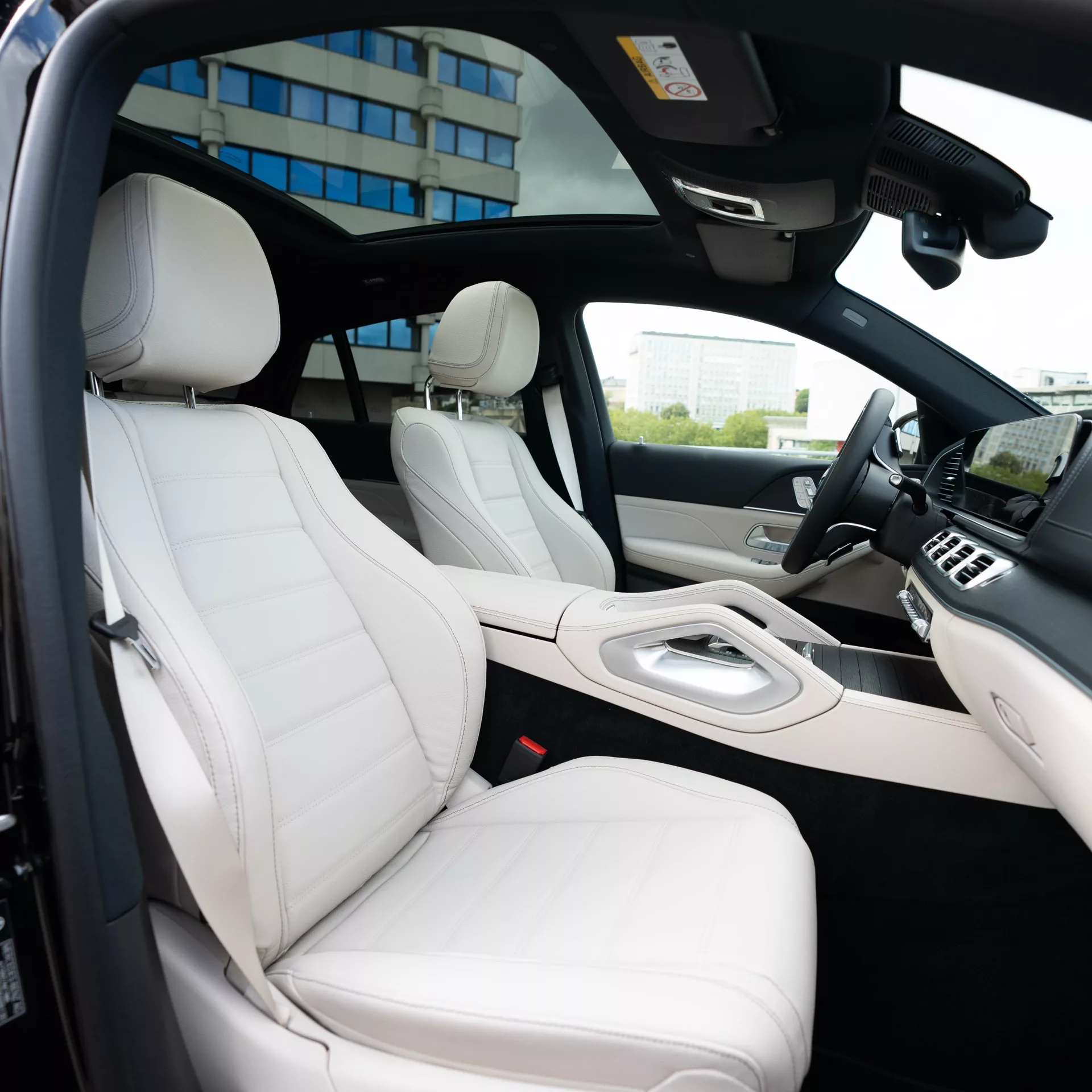 Mercedes-Benz GLE 300d 4MATIC Coupé Innenraum mit Ledersitzen mieten