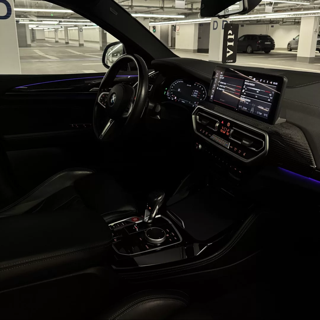 BMW X4 M Competition Innenraum mit Ambientebeleuchtung mieten
