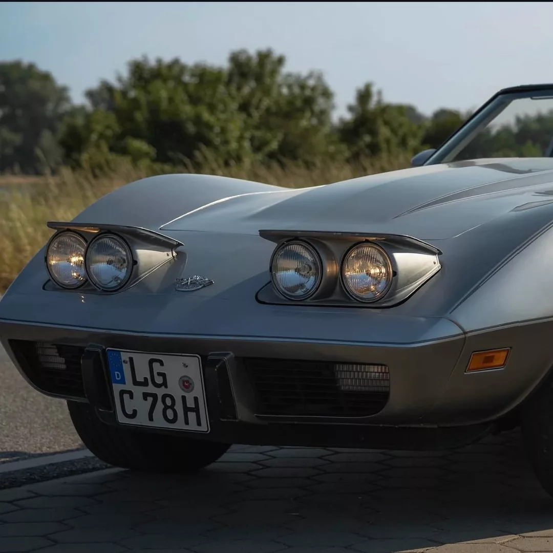 Corvette C3 Anniversary Edition in Silber von vorne mieten