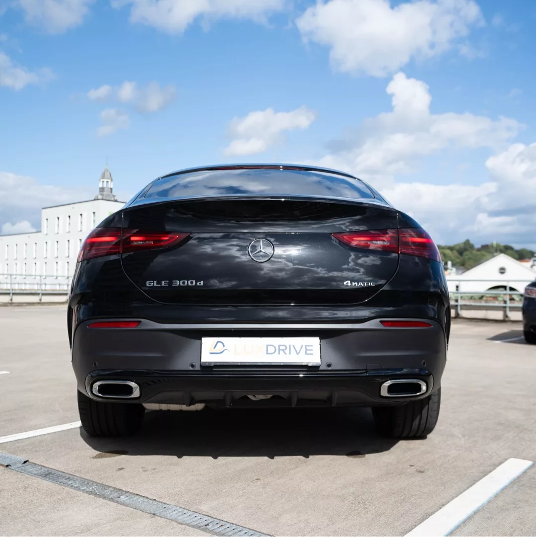 Mercedes-Benz GLE 300d 4MATIC Coupé in Schwarz, Heckansicht mieten