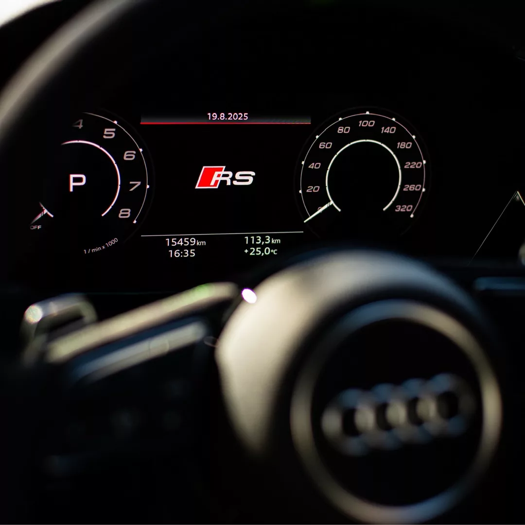 Audi RS3 Limousine Cockpit mit Tacho-Display mieten