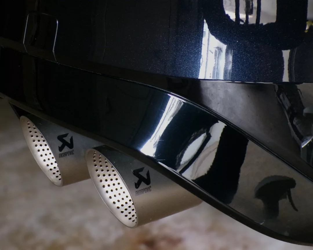 VW Golf 8 R mit Akrapovic Auspuff Nahaufnahme mieten