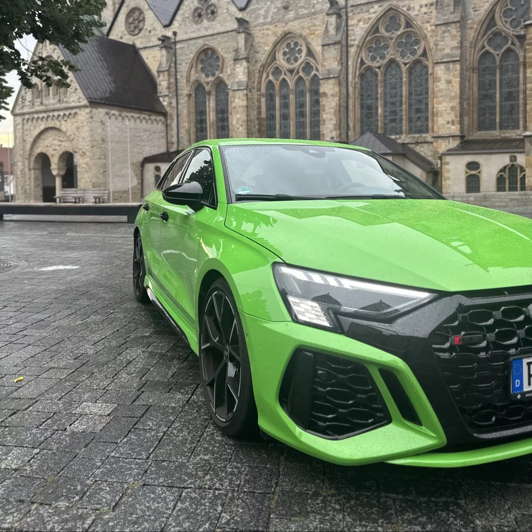 Audi RS3 Sportback in Grün Frontansicht mieten