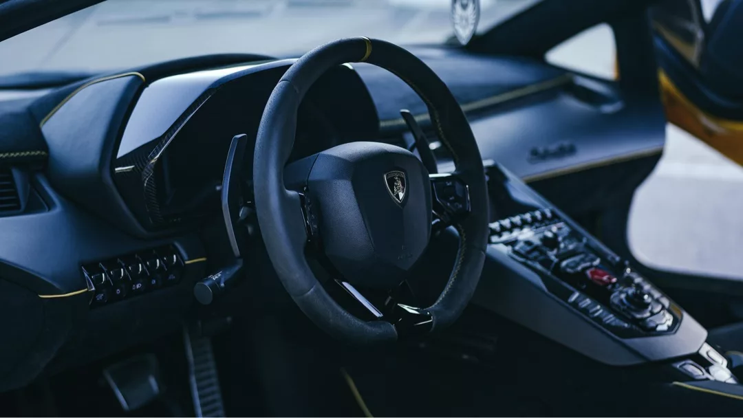 Lamborghini Aventador SVJ Coupé Innenraum mit Lenkrad mieten