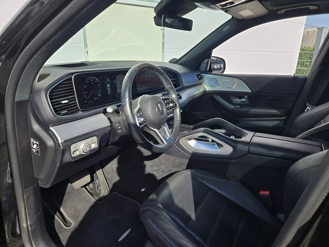 Mercedes GLE400d AMG 4Matic Innenraum mit schwarzer Lederausstattung mieten.