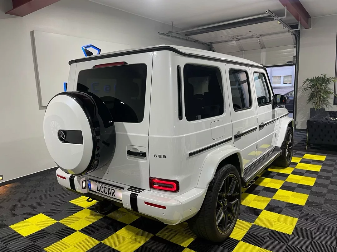 Mercedes Benz G63 AMG in Weiß von hinten mieten