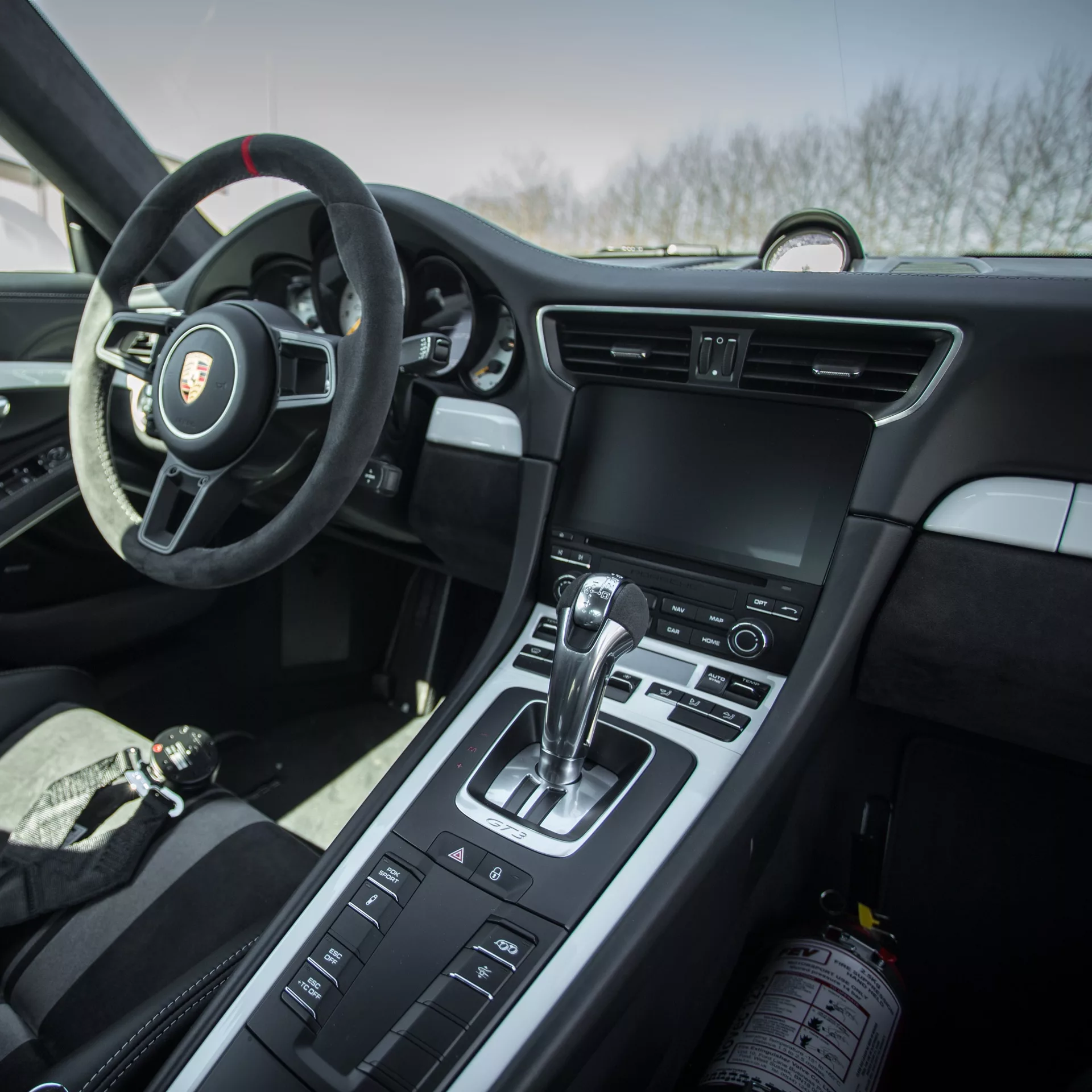 Porsche 911 GT3 Innenraum mit Alcantara-Lenkrad mieten
