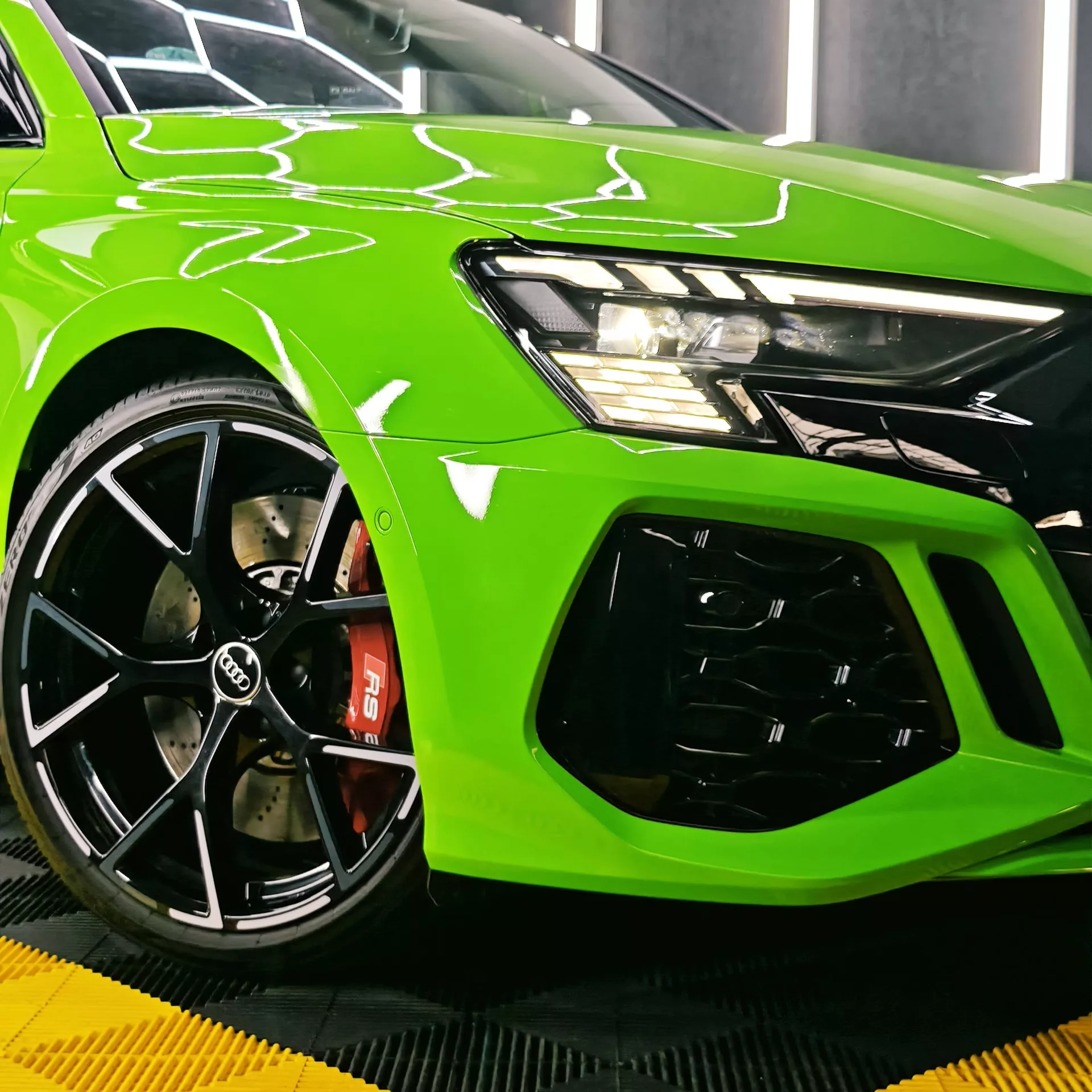 Audi RS3 Limousine in Grün, Nahaufnahme der Frontpartie mieten.