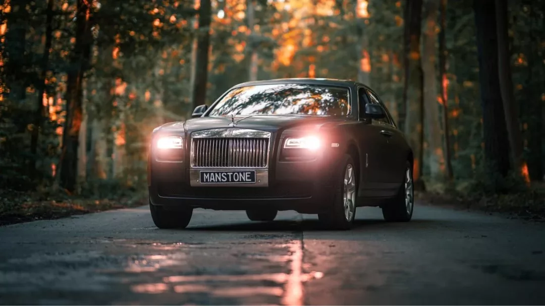 Rolls-Royce Ghost in Schwarz auf Waldstraße mieten