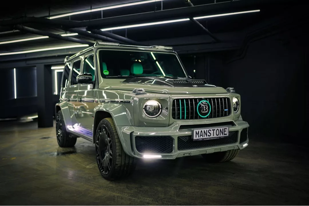 Brabus G800 SUV in Grau, Frontansicht im Innenraum mieten