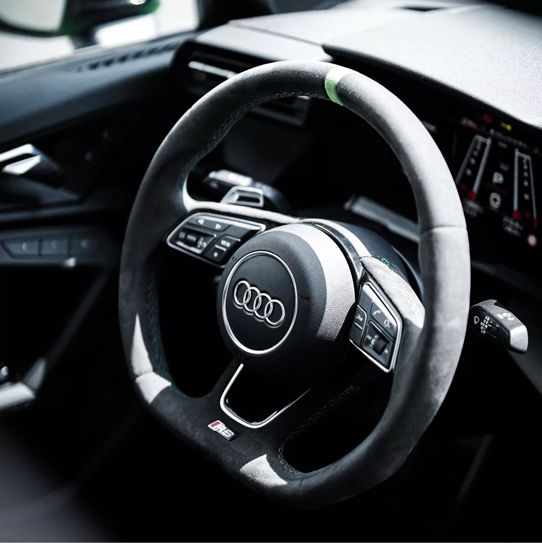 AUDI RS3 Innenraum mit Lenkrad-Detail mieten