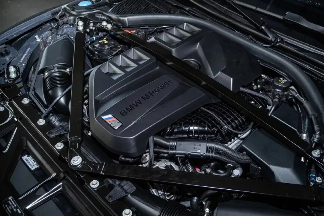 Motorraum eines BMW M4 Competition 50 Jahre mit sichtbarem M Power-Branding.